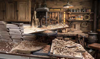 Hand fertigt Holzschmuck in einer kleinen Werkstatt