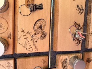Detailaufnahme einer Gravur in ein Holzstück