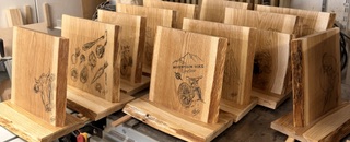 Magnetischer Messerblock und Gewürzhalter aus Holz in moderner Küche