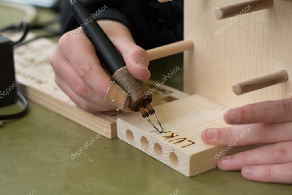 Detailaufnahme einer Gravur in ein Holzstück