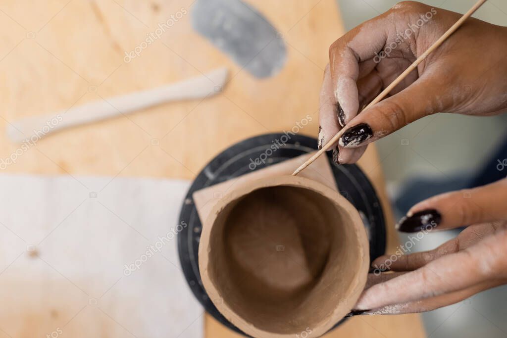 Hand fertigt Holzschmuck in einer kleinen Werkstatt